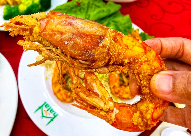 Look at this fresh and huge prawn on our breakfast set.