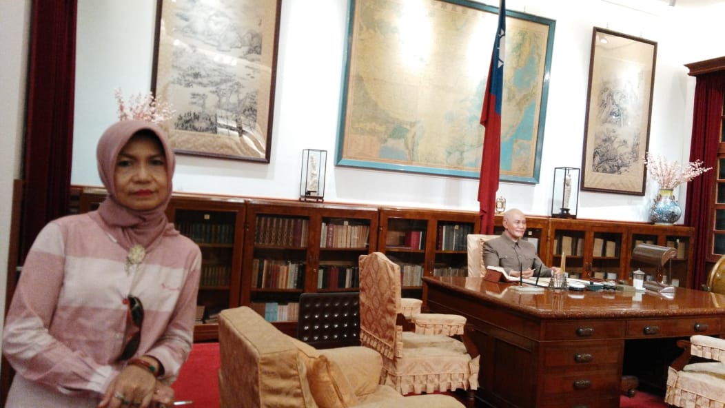 At the Chiang Kai Shek museum, learning about historical figure in Taiwan.