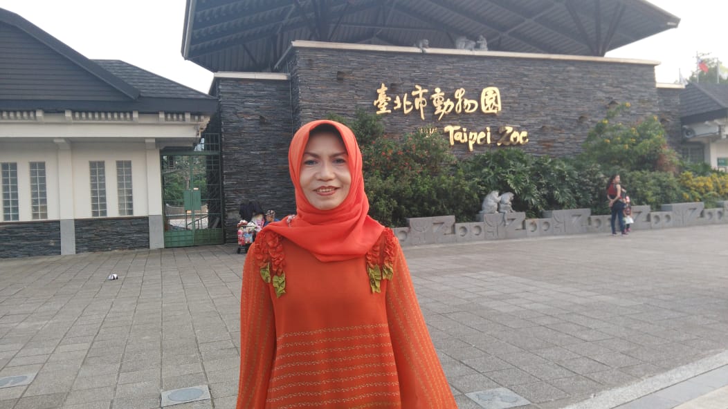 My mother-in-law also enjoy her time in the zoo.