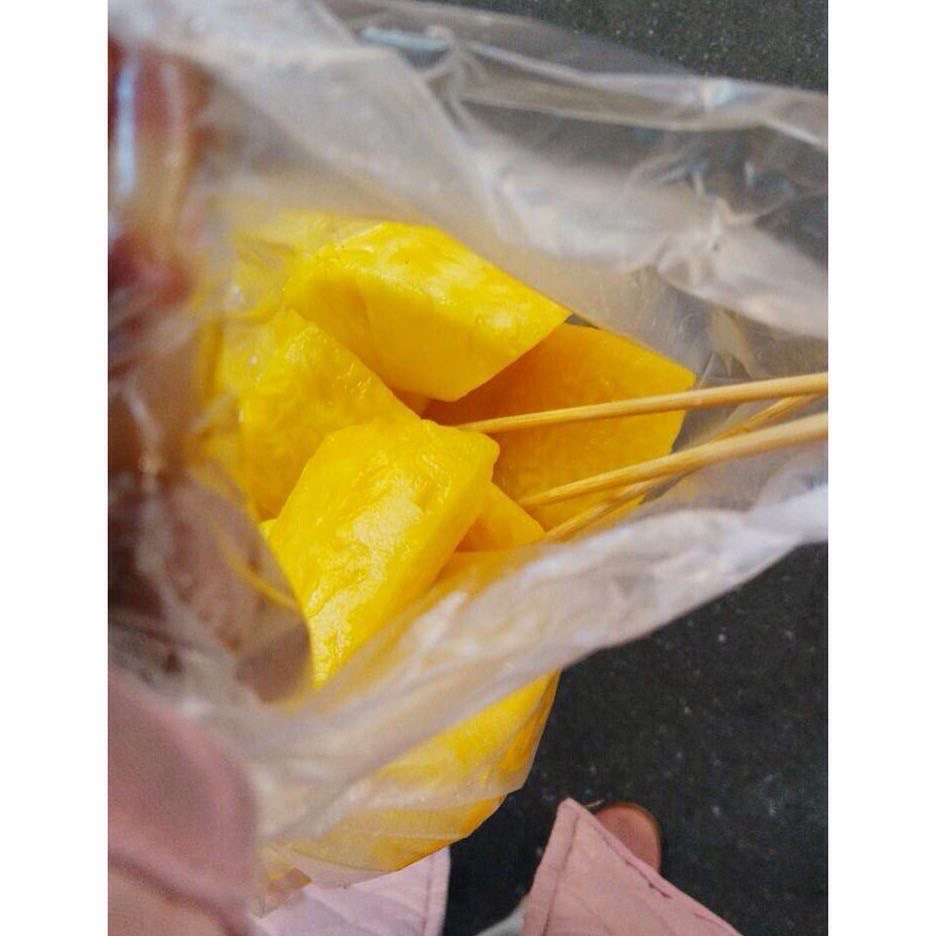Buying fresh fruits at Ximending night market