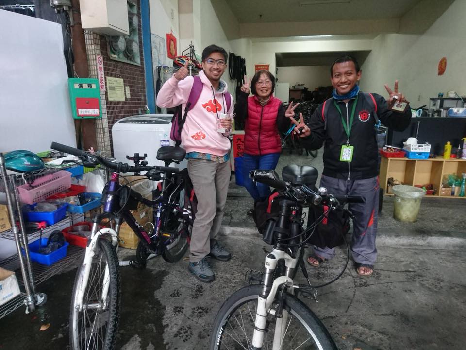 Once we got the bicycles at the evening that day, we rode them to visit two main masjids in Taipei City: Taipei Grand Masjid and Taipei Cultural Masjid.